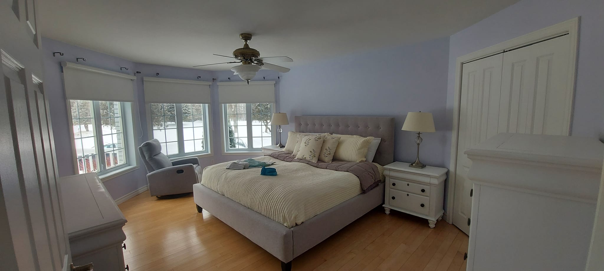 Finitions décoratives et couleurs custom — chambre lavande par TNP Peinture