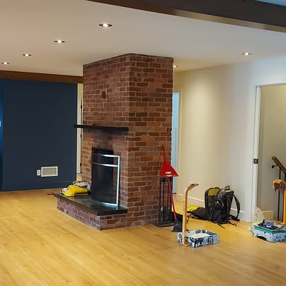 Salon moderne avec foyer en brique peint — TNP Peinture